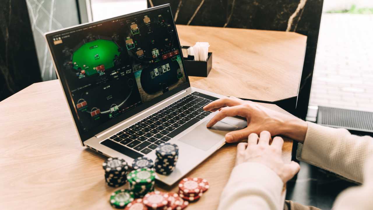 How to be a Strong Poker Player